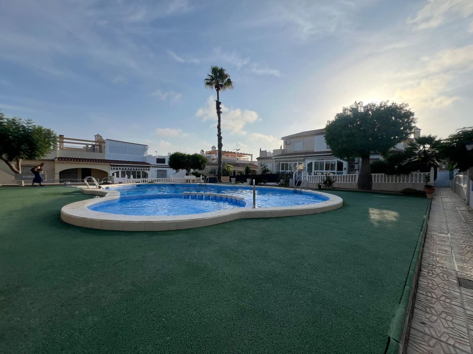 Bungalow de 2 habitaciones en Torrevieja en venta con piscina - 260.000 € (Ref: 10019179)