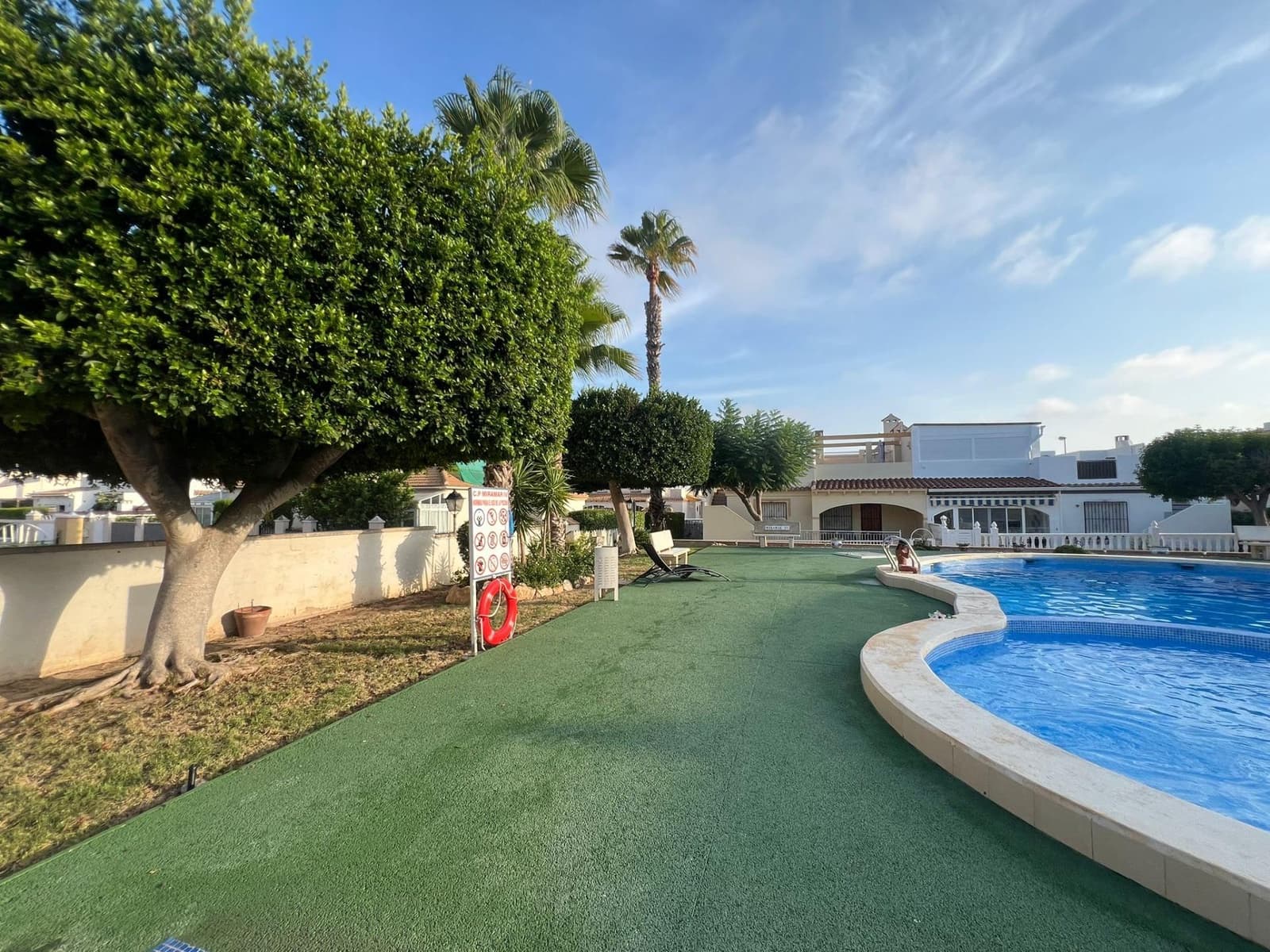 Bungalow de 2 habitaciones en Torrevieja en venta con piscina - 260.000 € (Ref: 10019179)