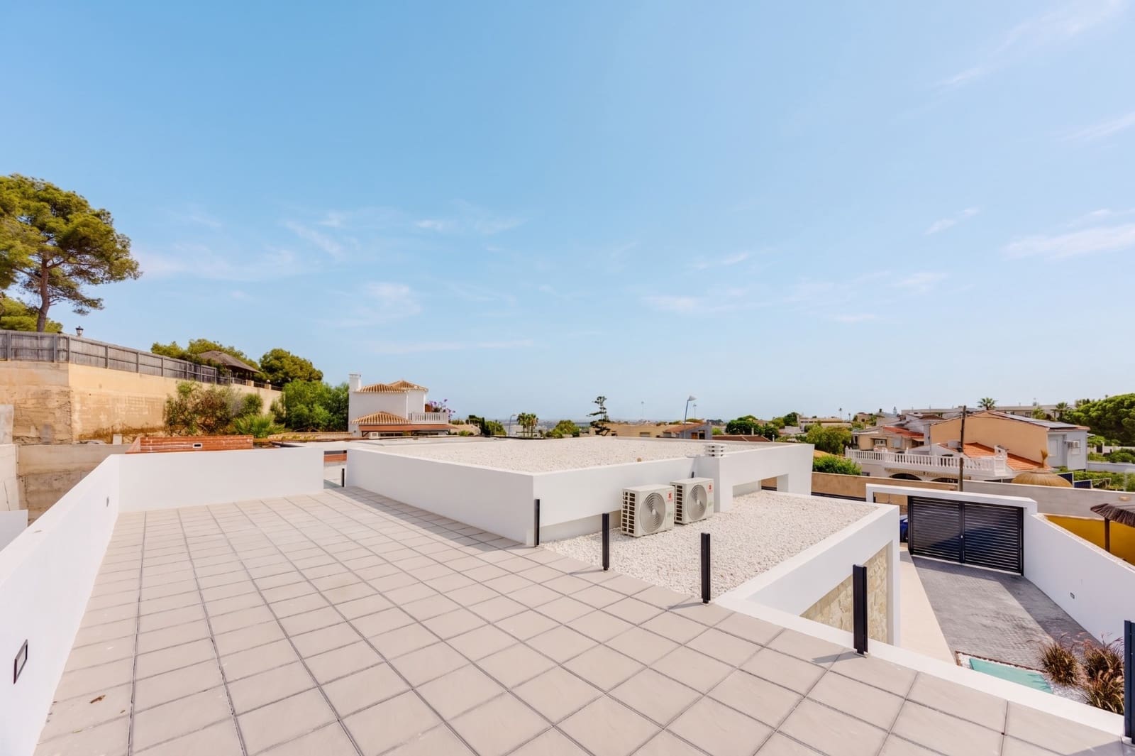 3 soveværelse Villa til salg i Torrevieja med swimmingpool - € 790.000 (Ref: 10030710)