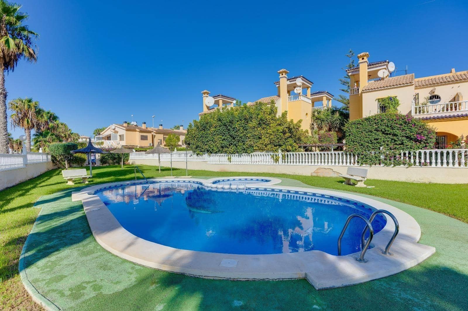 2 makuuhuone Bungalow myytävänä paikassa Orihuela Costa mukana uima-altaan - 198 000 € (Ref: 10183089)