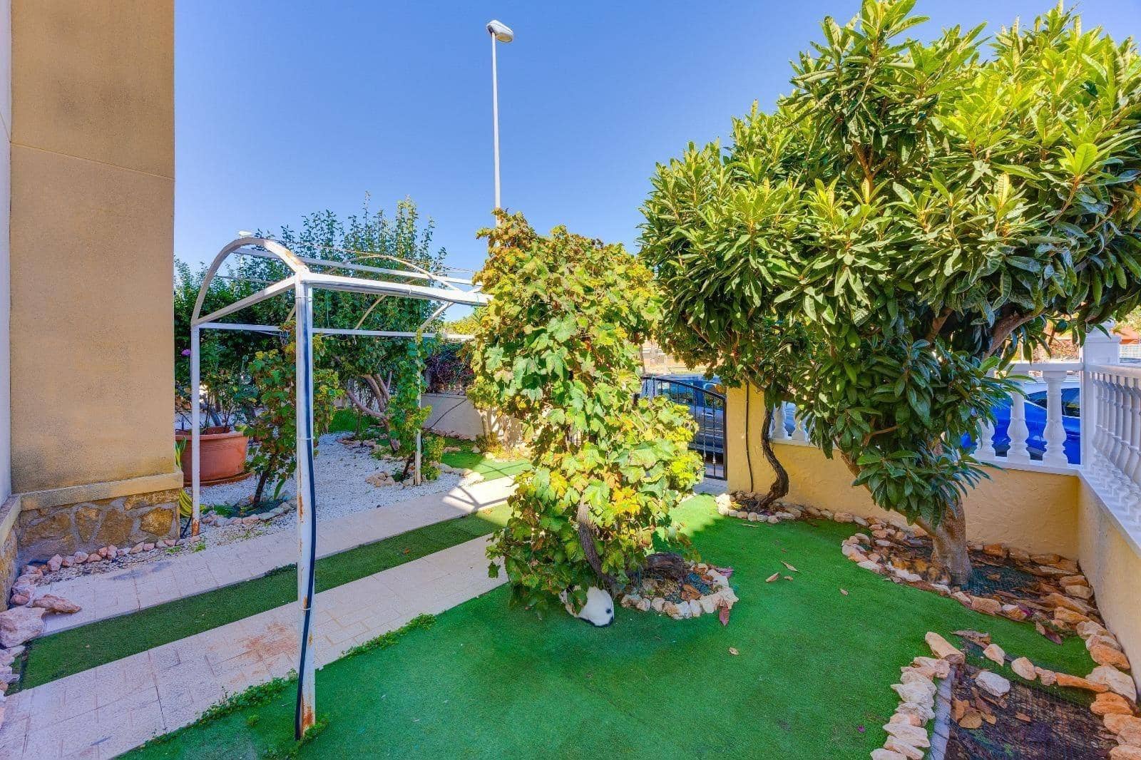 2 makuuhuone Bungalow myytävänä paikassa Orihuela Costa mukana uima-altaan - 198 000 € (Ref: 10183089)