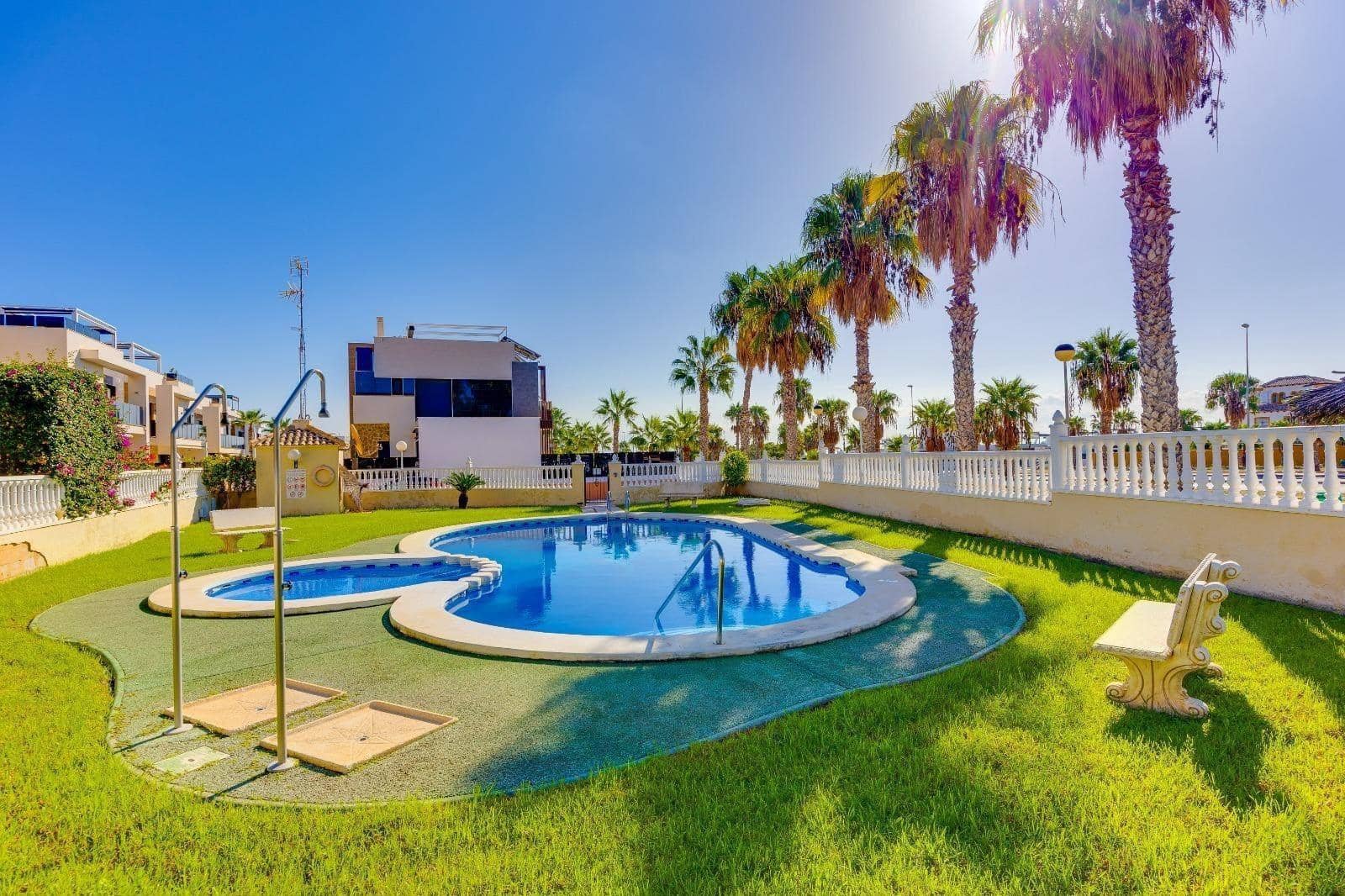 2 makuuhuone Bungalow myytävänä paikassa Orihuela Costa mukana uima-altaan - 198 000 € (Ref: 10183089)