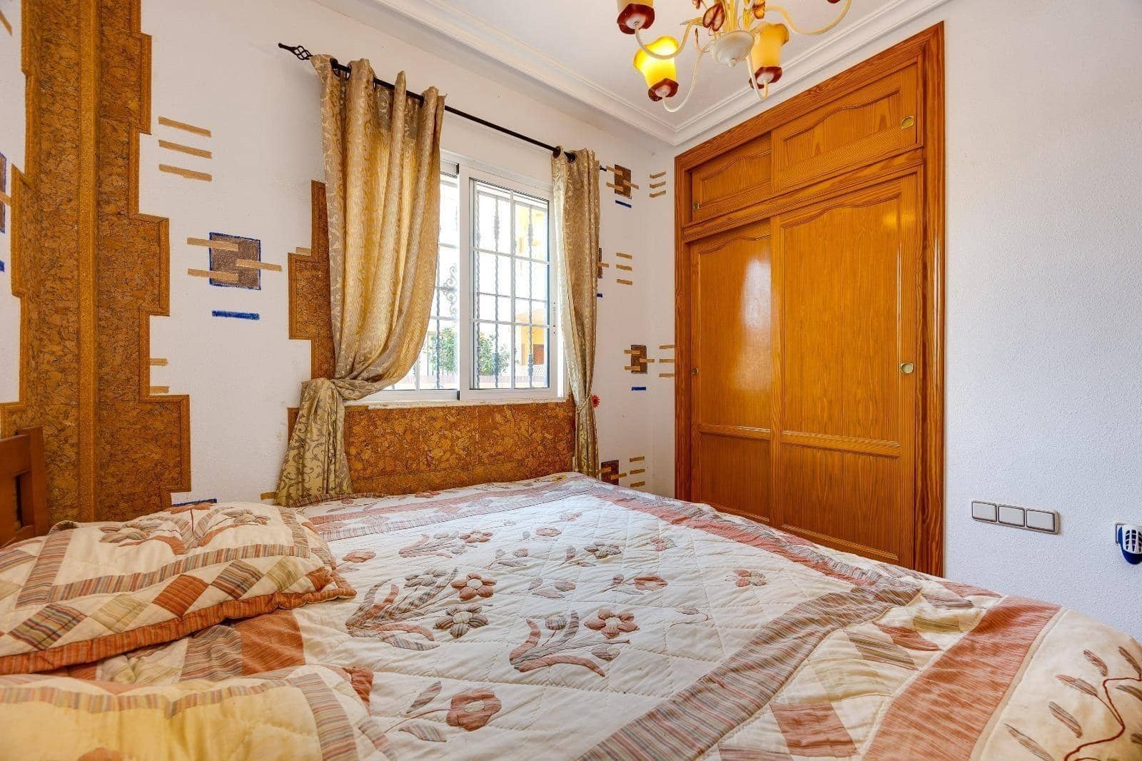 2 makuuhuone Bungalow myytävänä paikassa Orihuela Costa mukana uima-altaan - 198 000 € (Ref: 10183089)