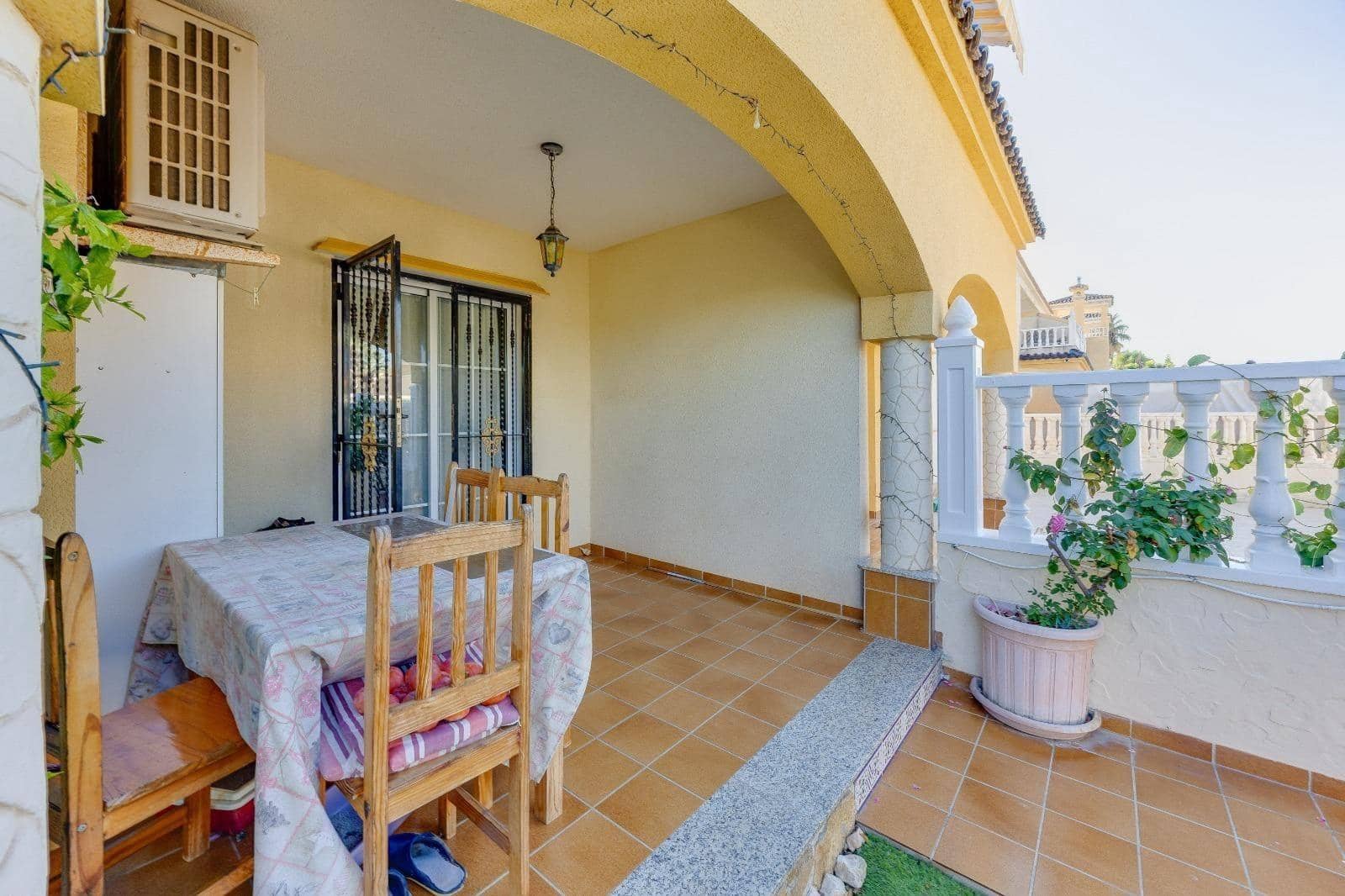 2 makuuhuone Bungalow myytävänä paikassa Orihuela Costa mukana uima-altaan - 198 000 € (Ref: 10183089)