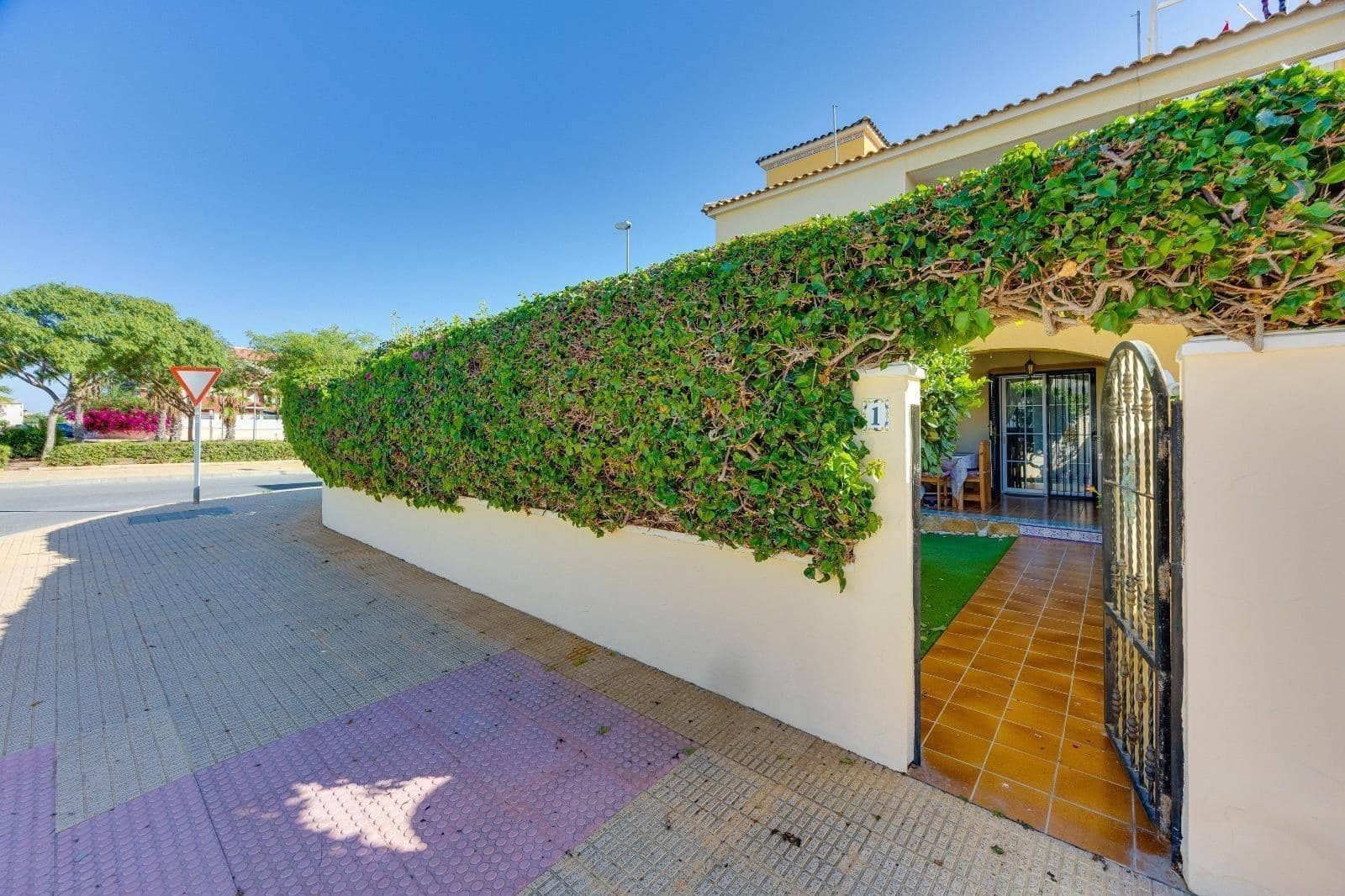 2 makuuhuone Bungalow myytävänä paikassa Orihuela Costa mukana uima-altaan - 198 000 € (Ref: 10183089)