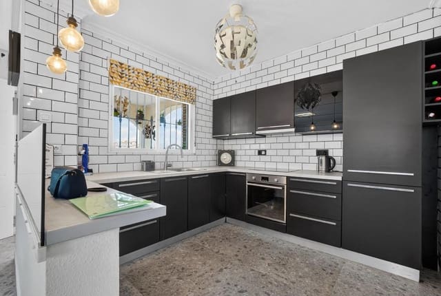5 slaapkamer Villa te koop in Las Filipinas met zwembad - € 425.000 (Ref: 10187297)