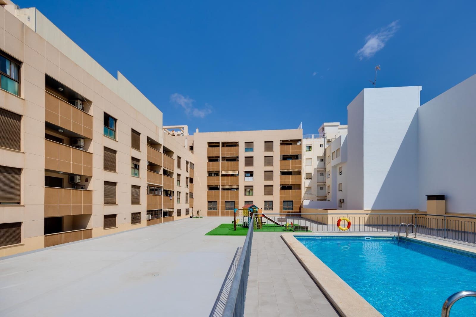 Apartamento de 2 habitaciones en Torrevieja en venta con piscina garaje - 185.000 € (Ref: 8720176)