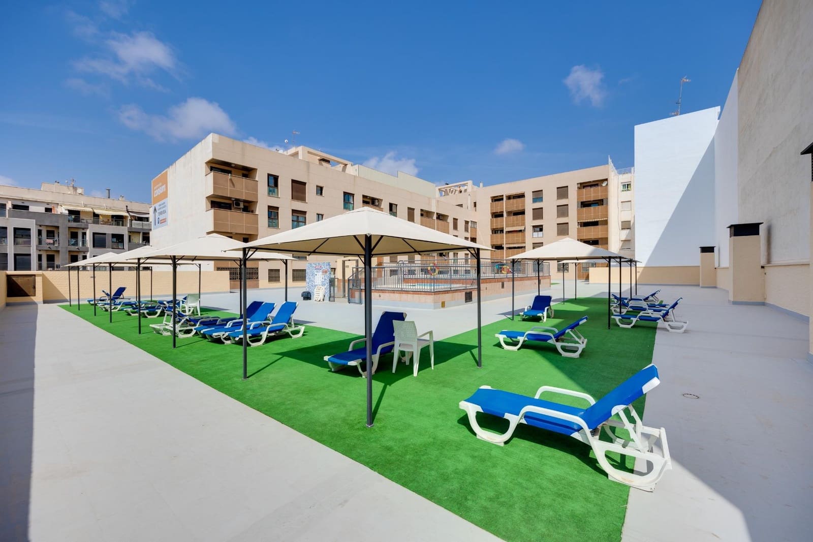 Apartamento de 2 habitaciones en Torrevieja en venta con piscina garaje - 185.000 € (Ref: 8720176)