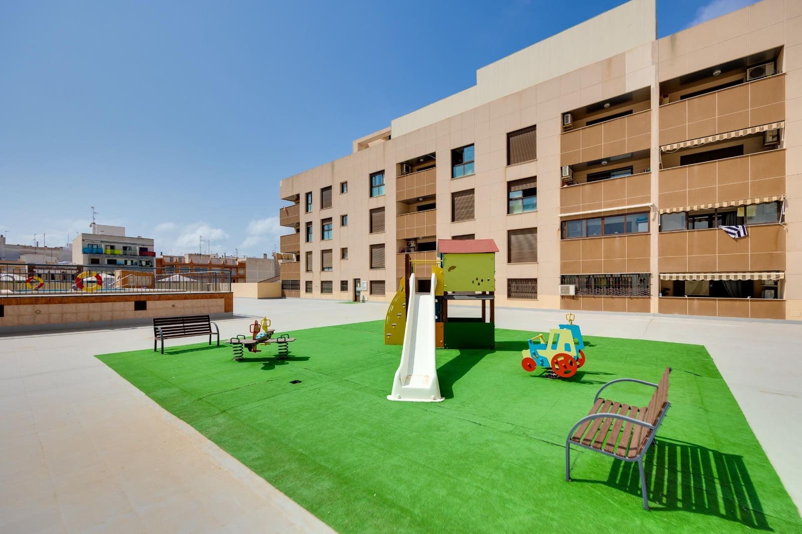 Apartamento de 2 habitaciones en Torrevieja en venta con piscina garaje - 185.000 € (Ref: 8720176)