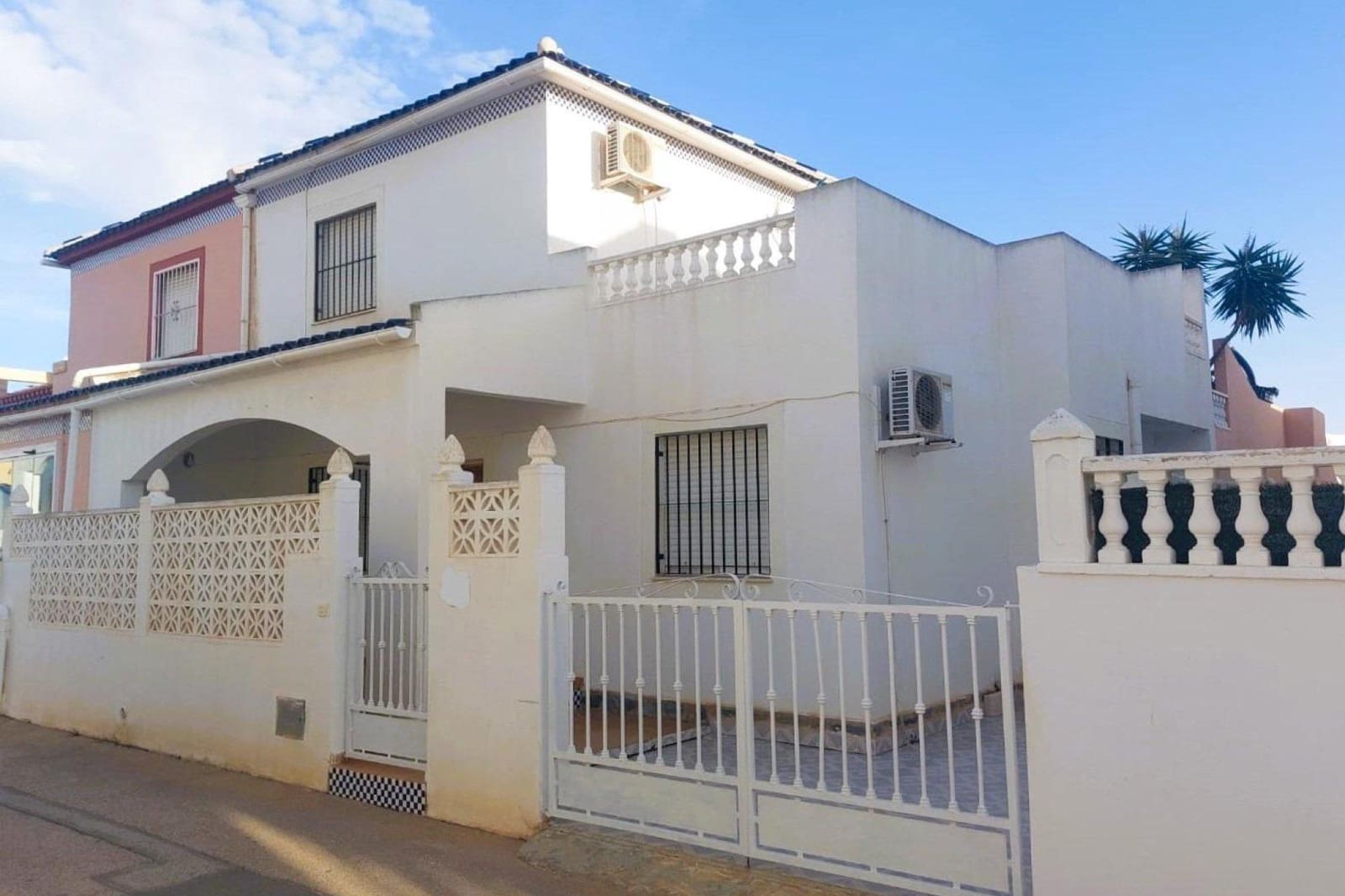 3 makuuhuone Huvila myytävänä paikassa Torrevieja mukana uima-altaan - 183 000 € (Ref: 8818112)