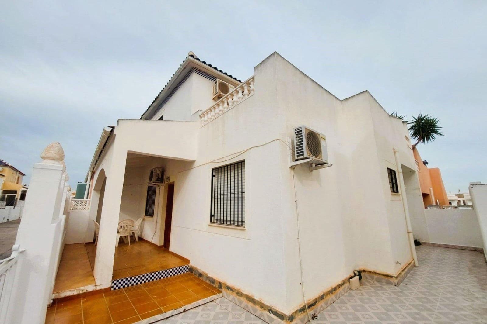 3 makuuhuone Huvila myytävänä paikassa Torrevieja mukana uima-altaan - 183 000 € (Ref: 8818112)