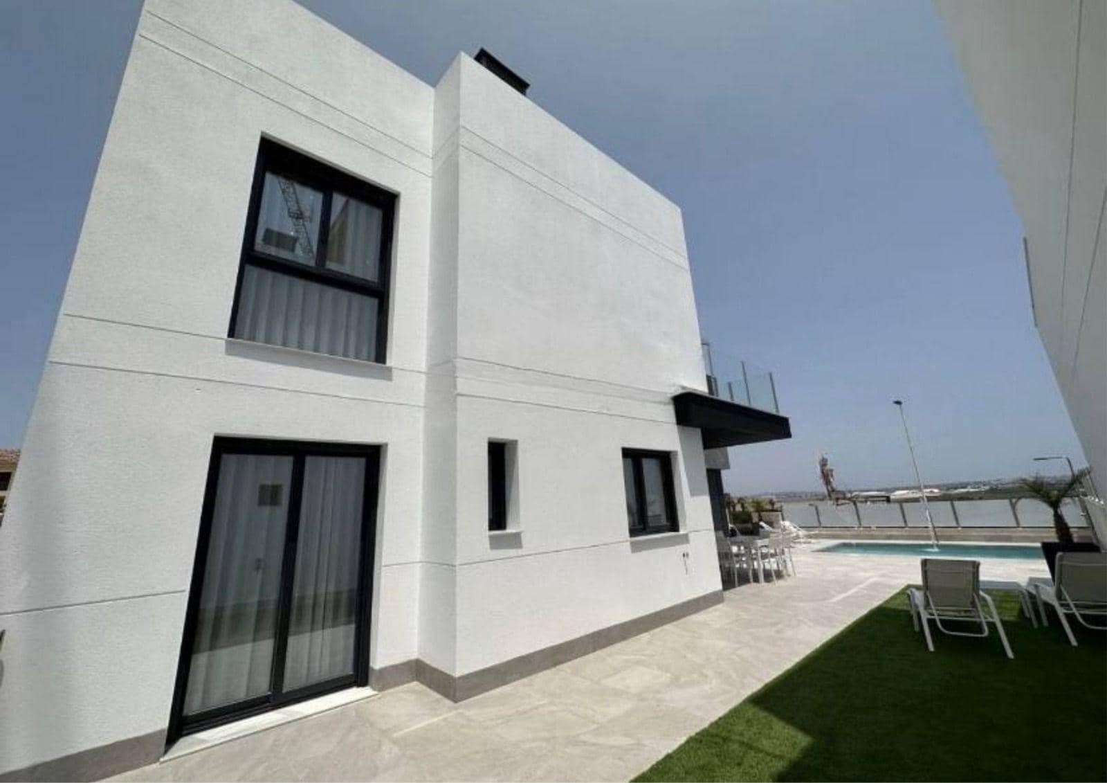 3 sypialnia Willa na sprzedaż w Torrevieja z basenem garażem - 670 000 € (Ref: 9007397)