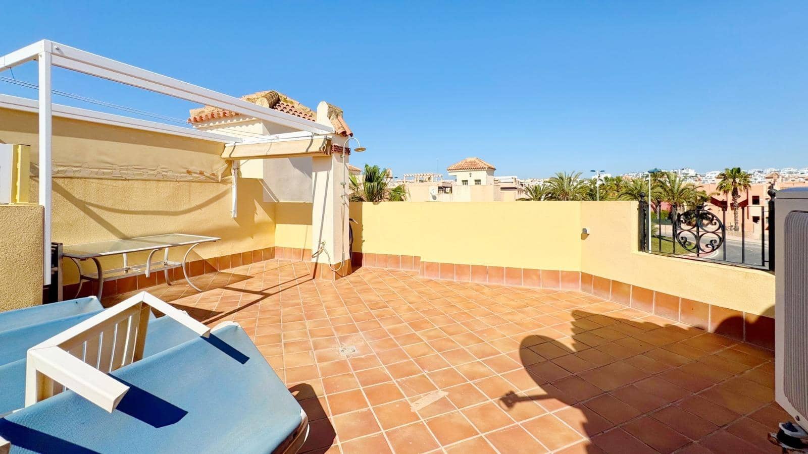 2 soverom Penthouse til salgs i Punta Prima med svømmebasseng - € 227 000 (Ref: 9014504)