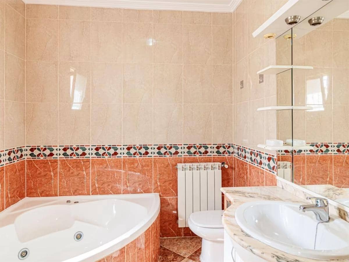 5 bedroom Villa for sale in Torrevieja with pool garage - € 320,000 (Ref: 9024187)