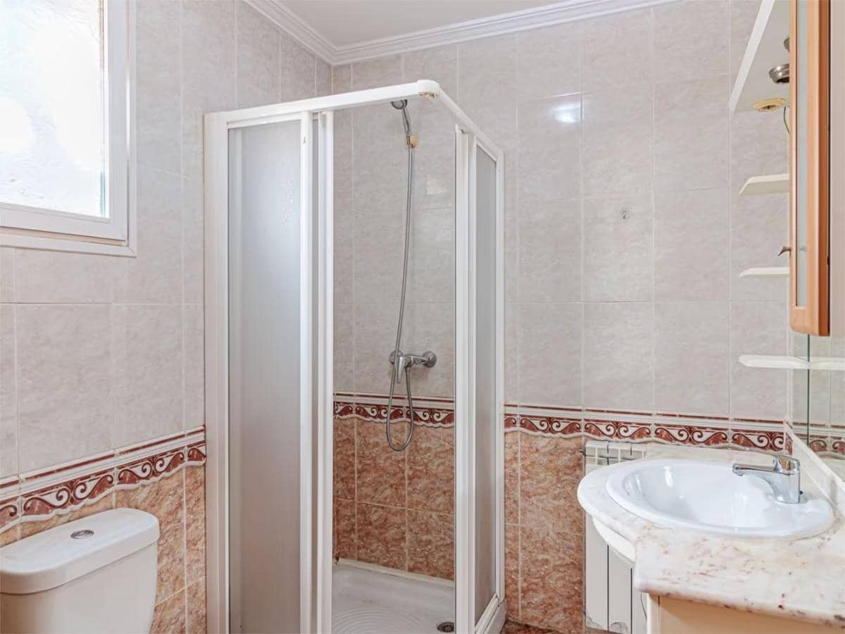 5 bedroom Villa for sale in Torrevieja with pool garage - € 320,000 (Ref: 9024187)