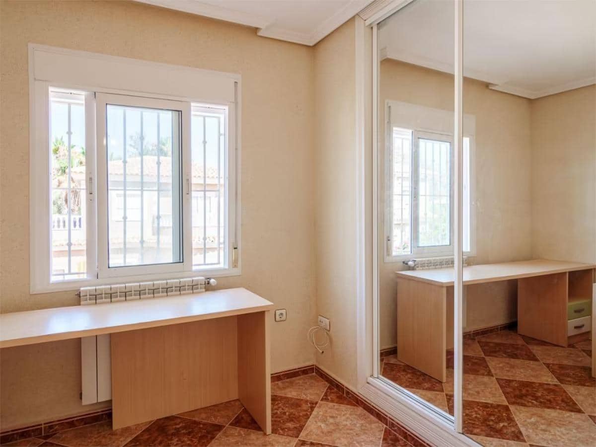 5 bedroom Villa for sale in Torrevieja with pool garage - € 320,000 (Ref: 9024187)