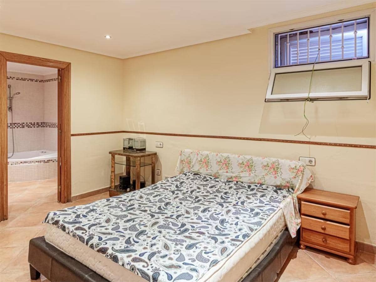 5 bedroom Villa for sale in Torrevieja with pool garage - € 320,000 (Ref: 9024187)