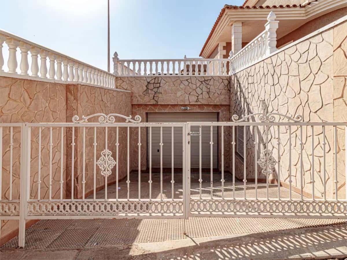 5 bedroom Villa for sale in Torrevieja with pool garage - € 320,000 (Ref: 9024187)