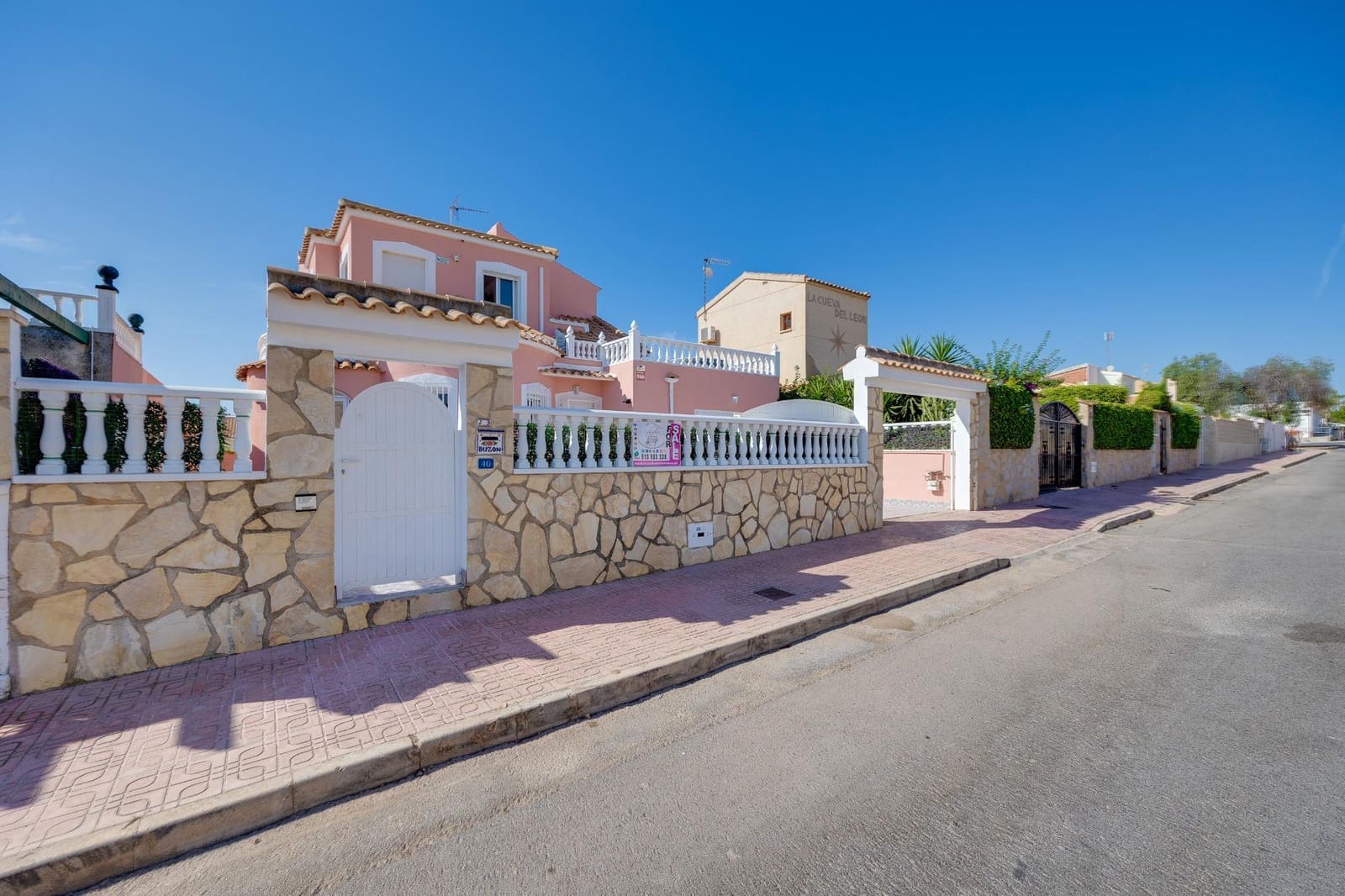 5 bedroom Villa for sale in Orihuela Costa with garage - € 352,000 (Ref: 9128518)