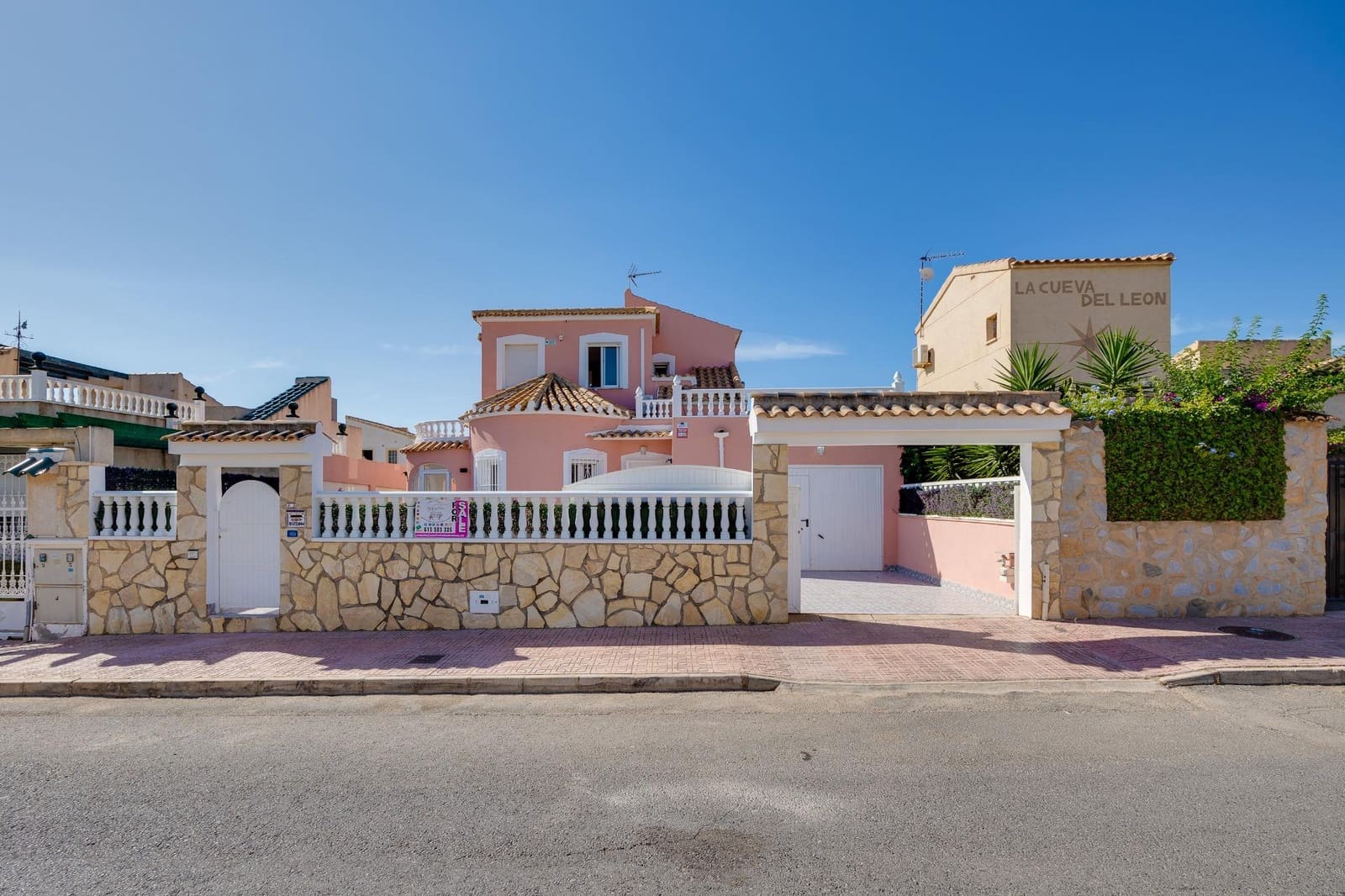 5 bedroom Villa for sale in Orihuela Costa with garage - € 352,000 (Ref: 9128518)