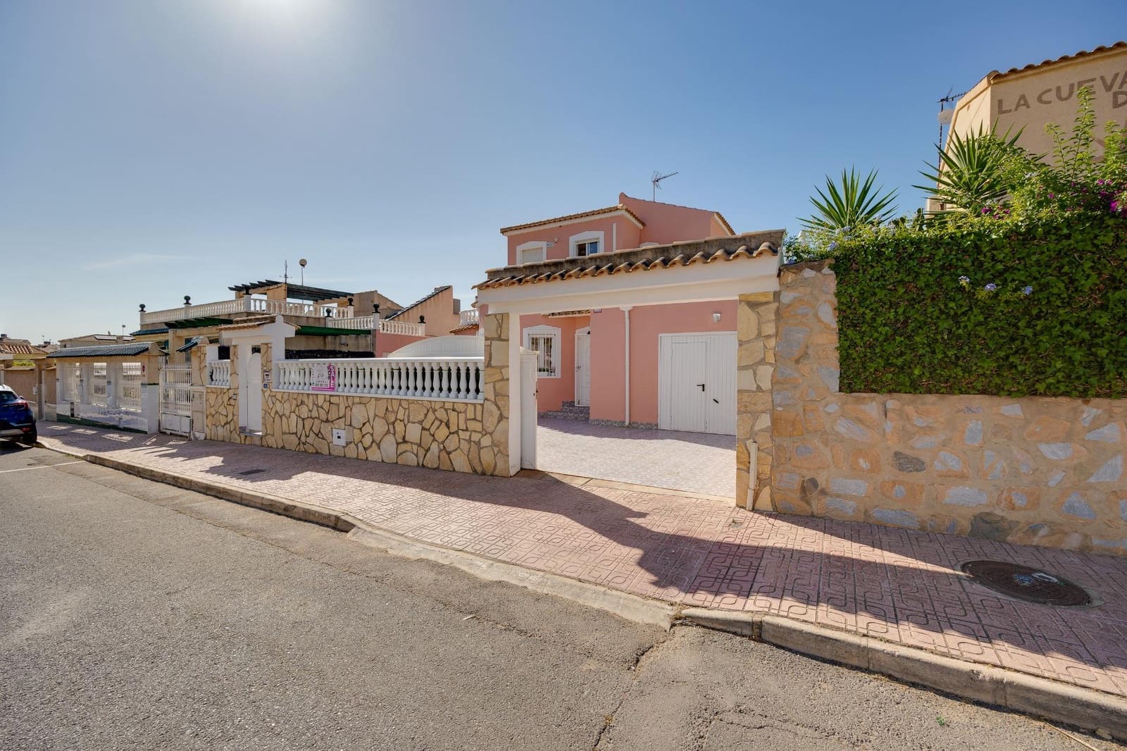 5 bedroom Villa for sale in Orihuela Costa with garage - € 352,000 (Ref: 9128518)