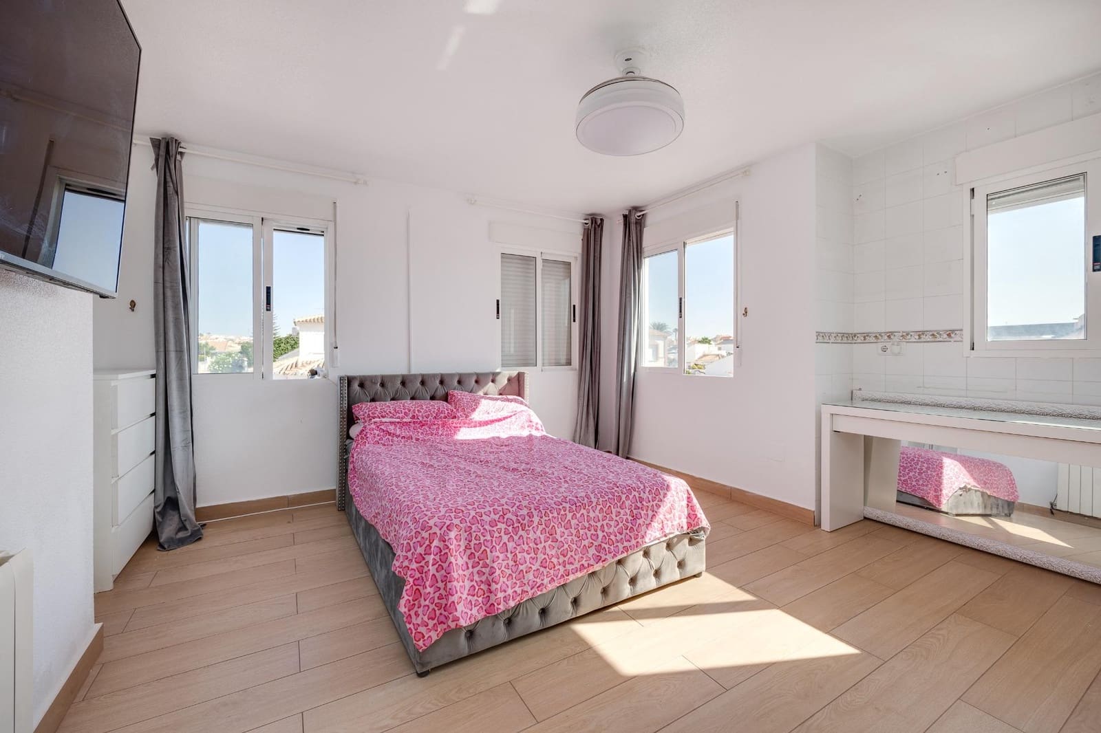 5 bedroom Villa for sale in Orihuela Costa with garage - € 352,000 (Ref: 9128518)