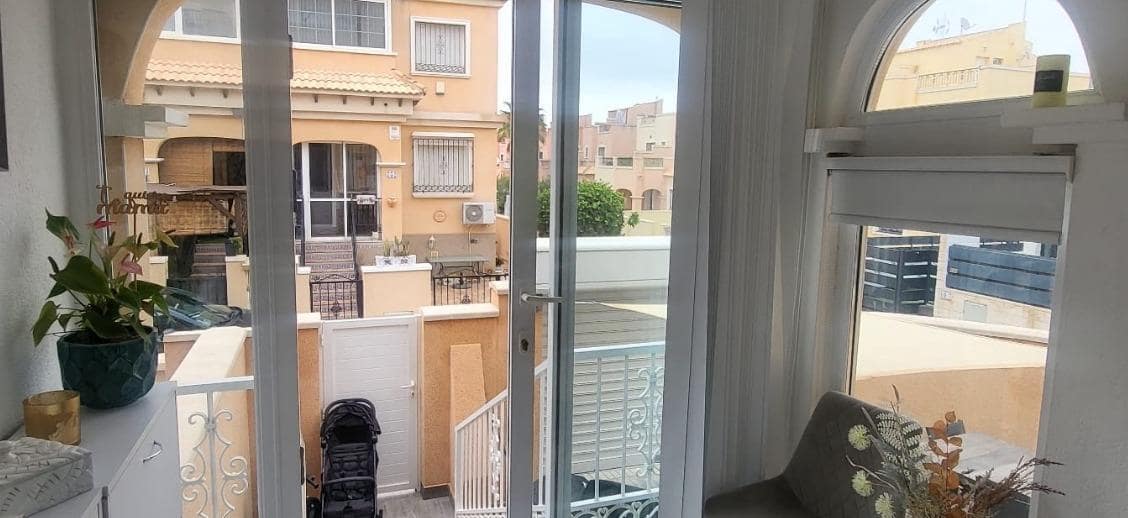 3 soveværelse Rækkehus til salg i Villamartin med swimmingpool - € 269.900 (Ref: 9154287)