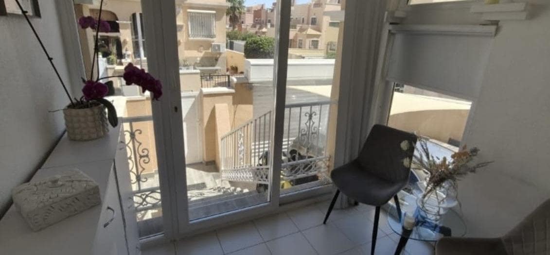 3 soveværelse Rækkehus til salg i Villamartin med swimmingpool - € 269.900 (Ref: 9154287)