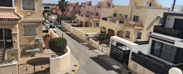 3 soverom Rekkehus til salgs i Villamartin, Orihuela med svømmebasseng - € 269 900 (Ref: 9154287)