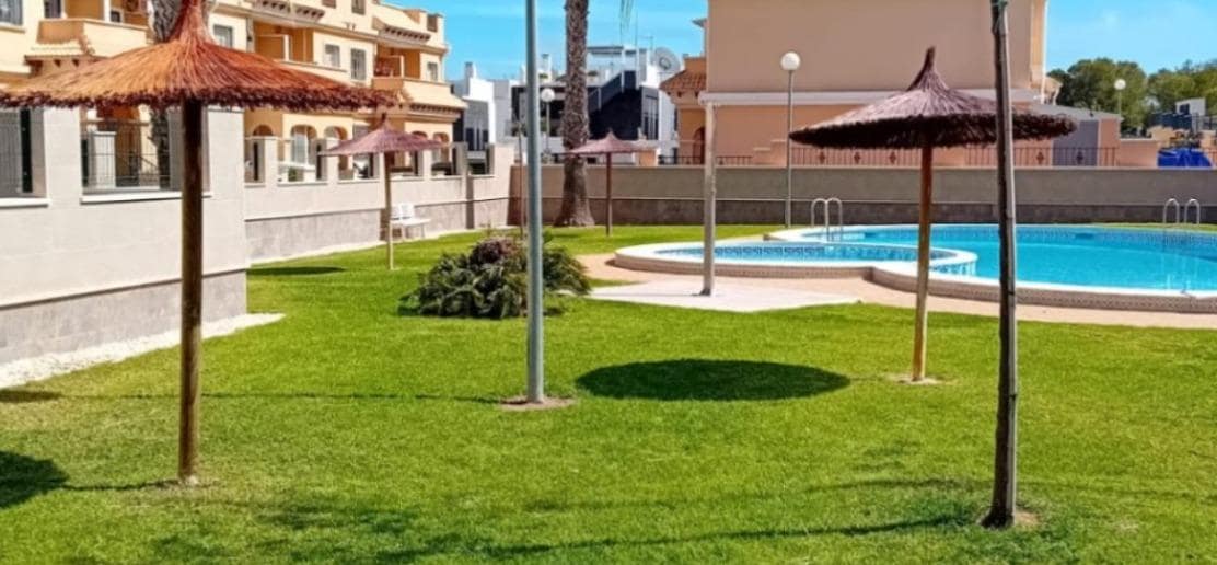 3 soveværelse Rækkehus til salg i Villamartin med swimmingpool - € 269.900 (Ref: 9154287)