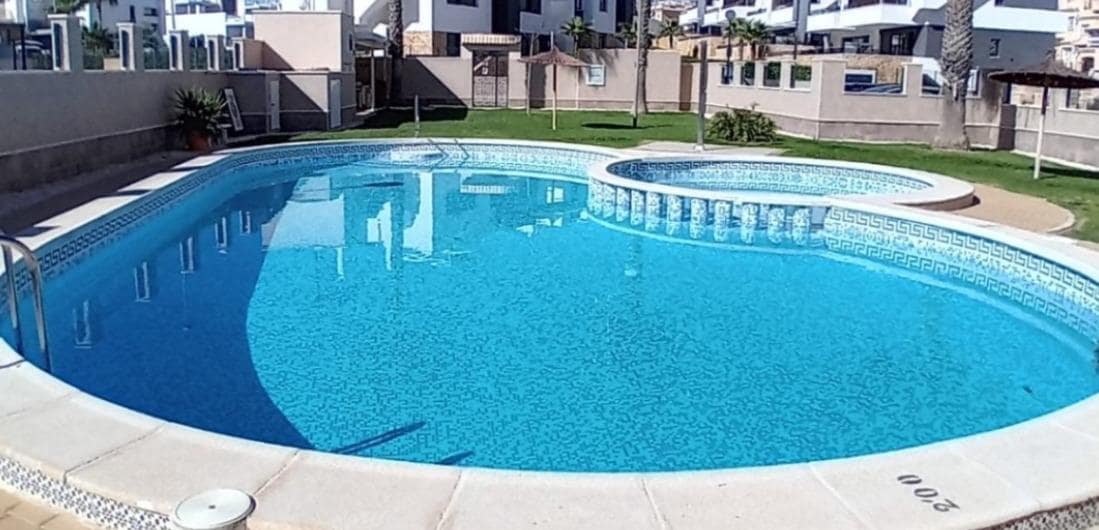 3 soveværelse Rækkehus til salg i Villamartin med swimmingpool - € 269.900 (Ref: 9154287)