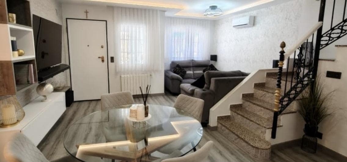 3 soveværelse Rækkehus til salg i Villamartin med swimmingpool - € 269.900 (Ref: 9154287)