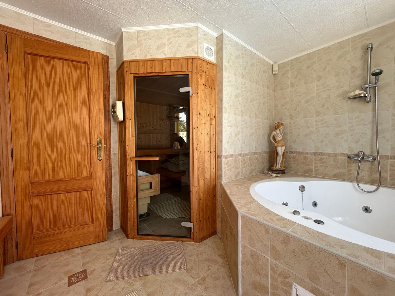 5 bedroom Villa for sale in Torrevieja with garage - € 445,000 (Ref: 9157992)