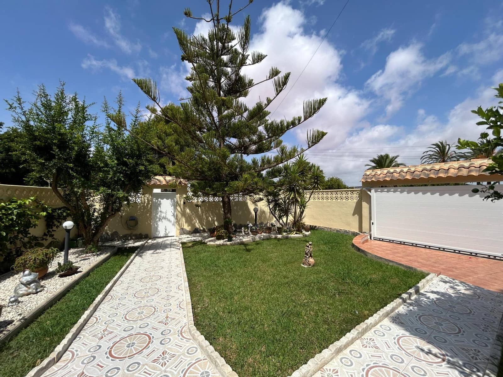 5 bedroom Villa for sale in Torrevieja with garage - € 445,000 (Ref: 9157992)