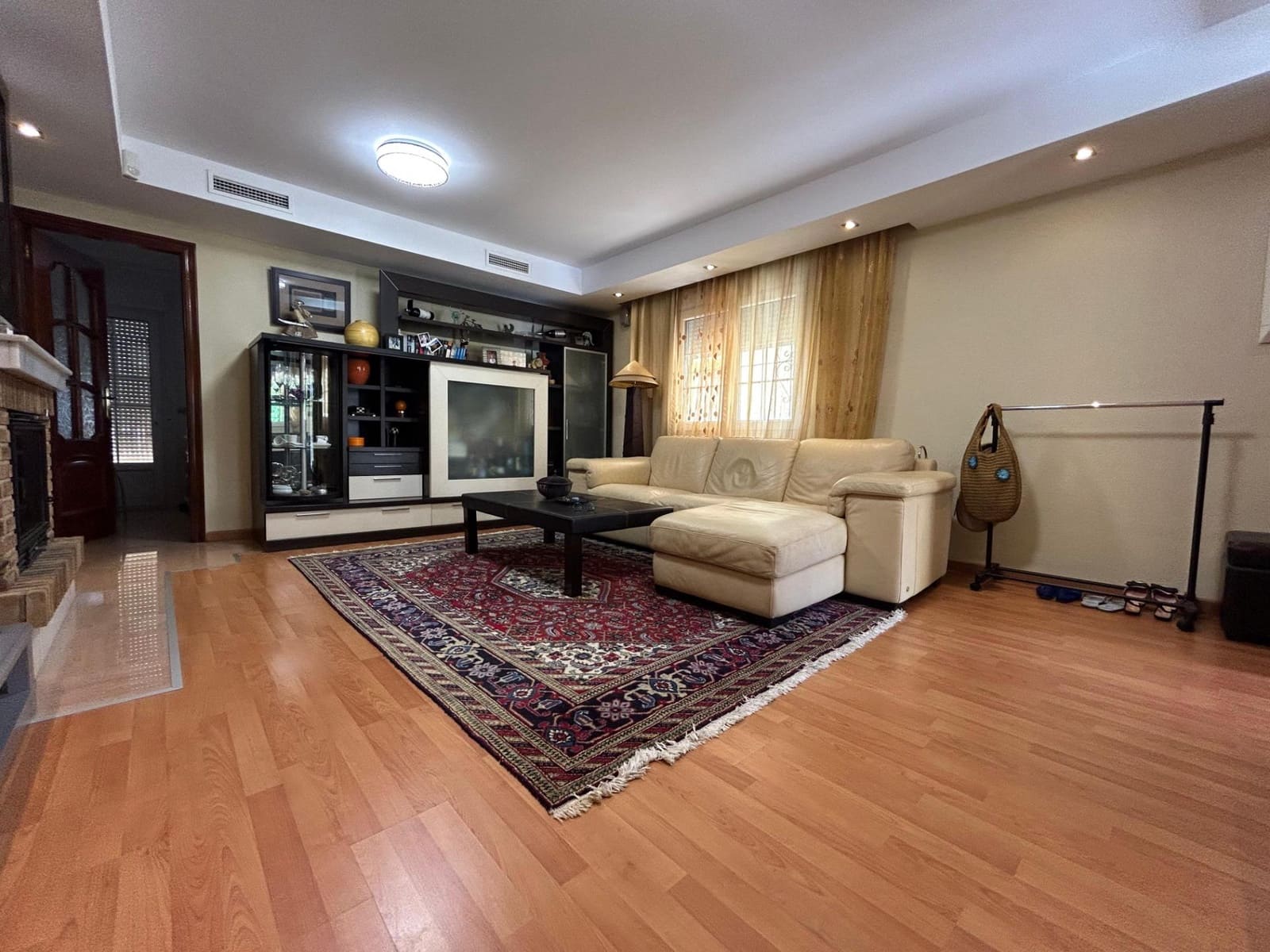 5 bedroom Villa for sale in Torrevieja with garage - € 445,000 (Ref: 9157992)