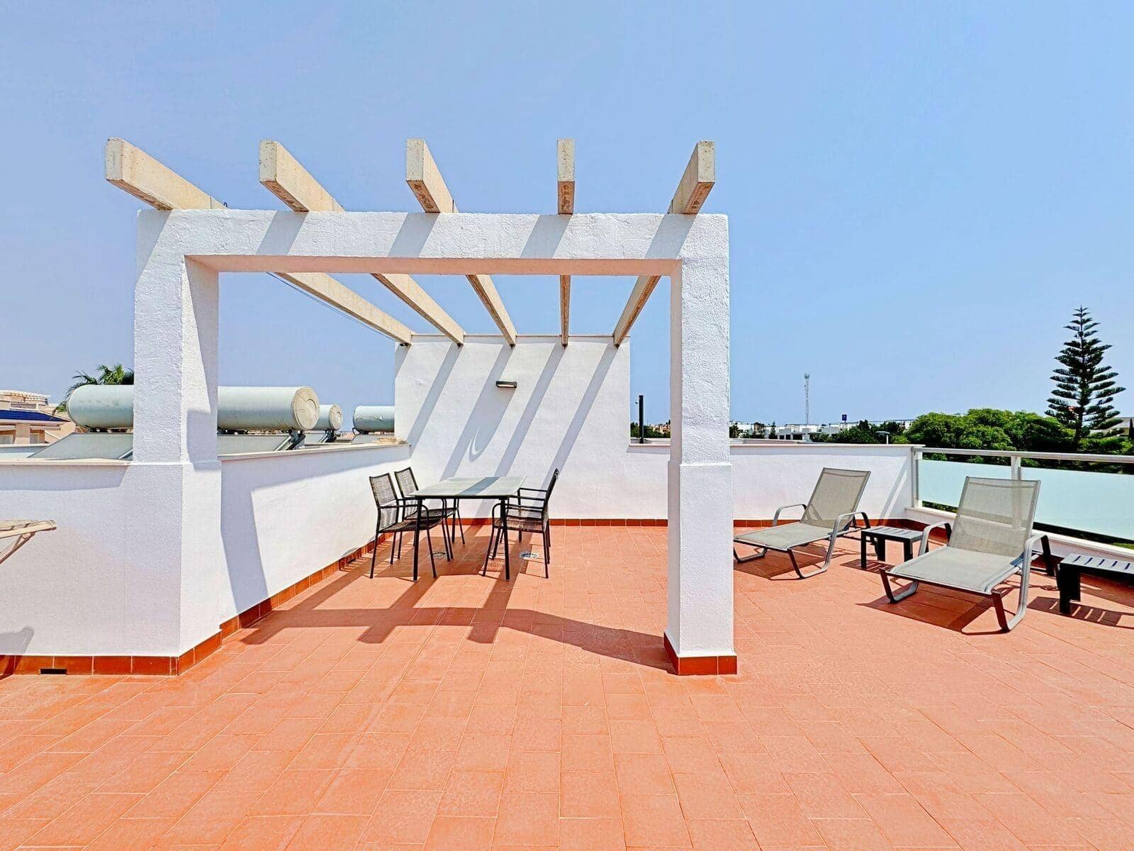 2 makuuhuone Kattohuoneisto myytävänä paikassa Orihuela Costa mukana uima-altaan - 279 000 € (Ref: 9188635)