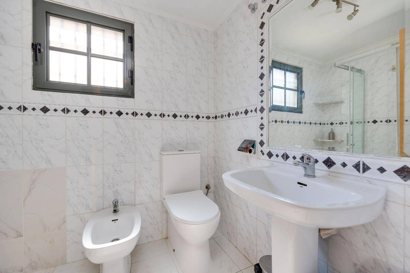 2 slaapkamer Appartement te koop in Punta Prima met zwembad - € 174.969 (Ref: 9188636)