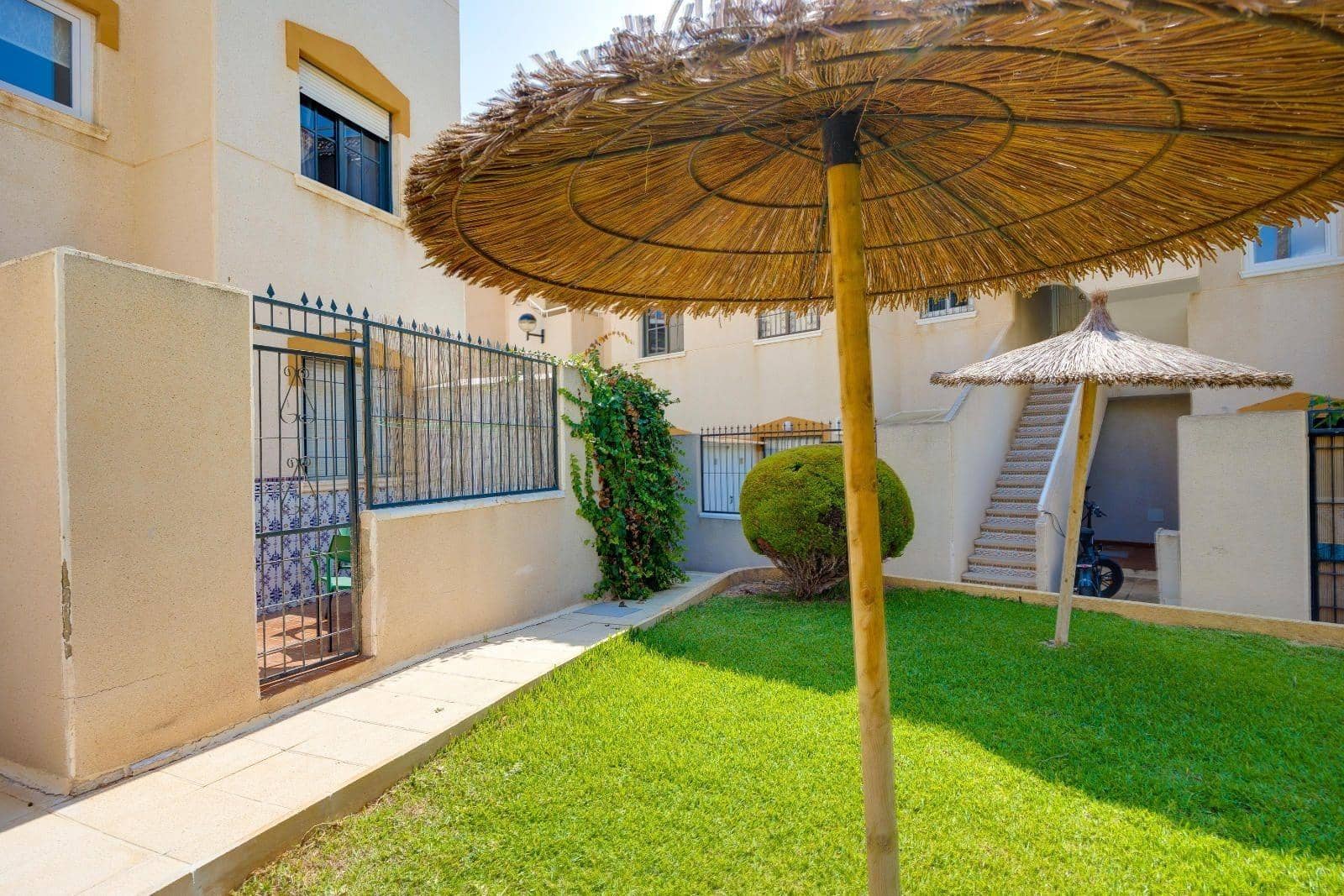 2 slaapkamer Appartement te koop in Punta Prima met zwembad - € 174.969 (Ref: 9188636)