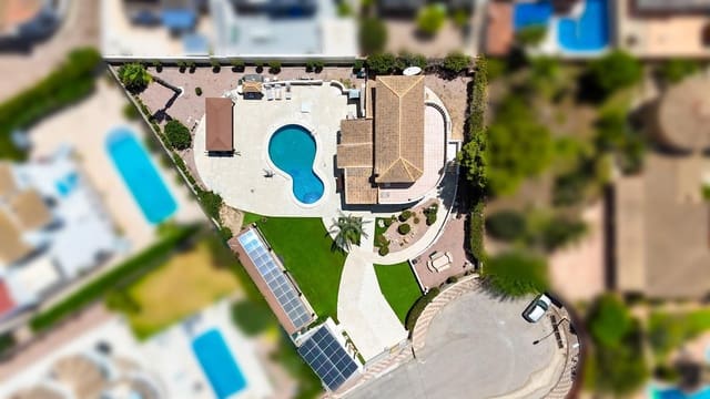 4 Zimmer Villa zu verkaufen in El Chaparral, Torrevieja mit Pool Garage - 590.000 € (Ref: 9202591)