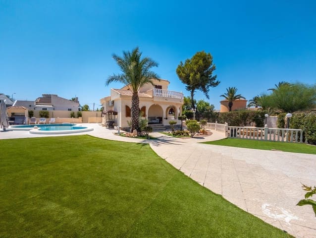 4 Zimmer Villa zu verkaufen in El Chaparral, Torrevieja mit Pool Garage - 590.000 € (Ref: 9202591)