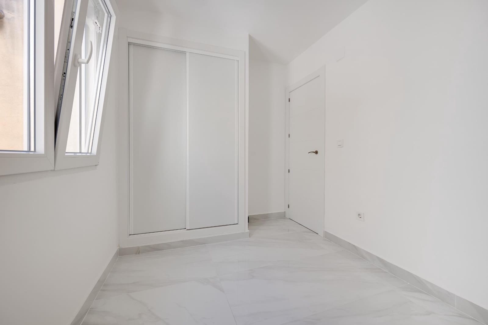 2 bedroom Penthouse for sale in El Limonar with pool - € 150,000 (Ref: 9206665)