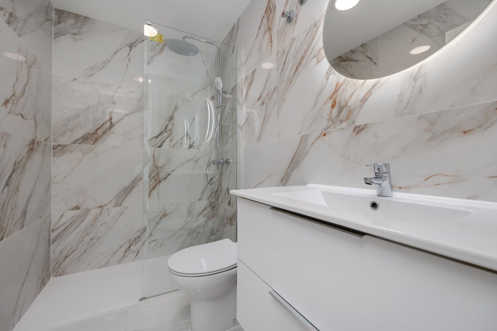 2 bedroom Penthouse for sale in El Limonar with pool - € 150,000 (Ref: 9206665)