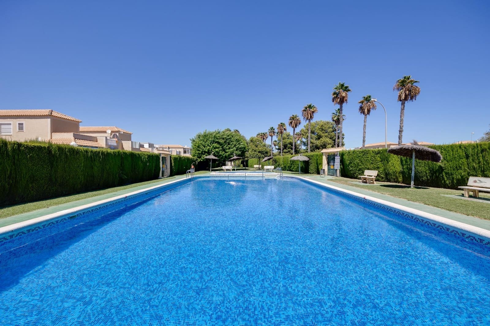 2 bedroom Penthouse for sale in El Limonar with pool - € 150,000 (Ref: 9206665)