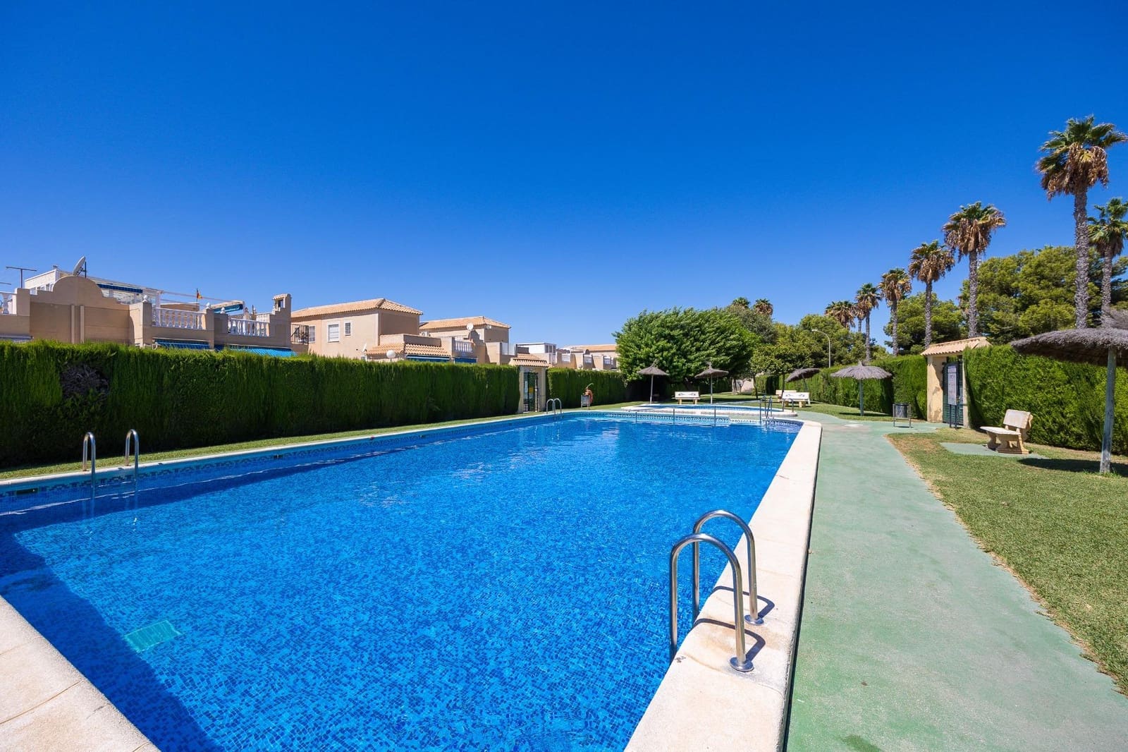 2 bedroom Penthouse for sale in El Limonar with pool - € 150,000 (Ref: 9206665)