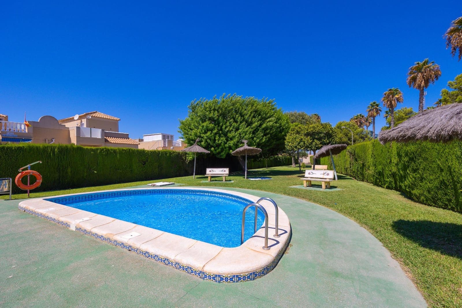 2 bedroom Penthouse for sale in El Limonar with pool - € 150,000 (Ref: 9206665)