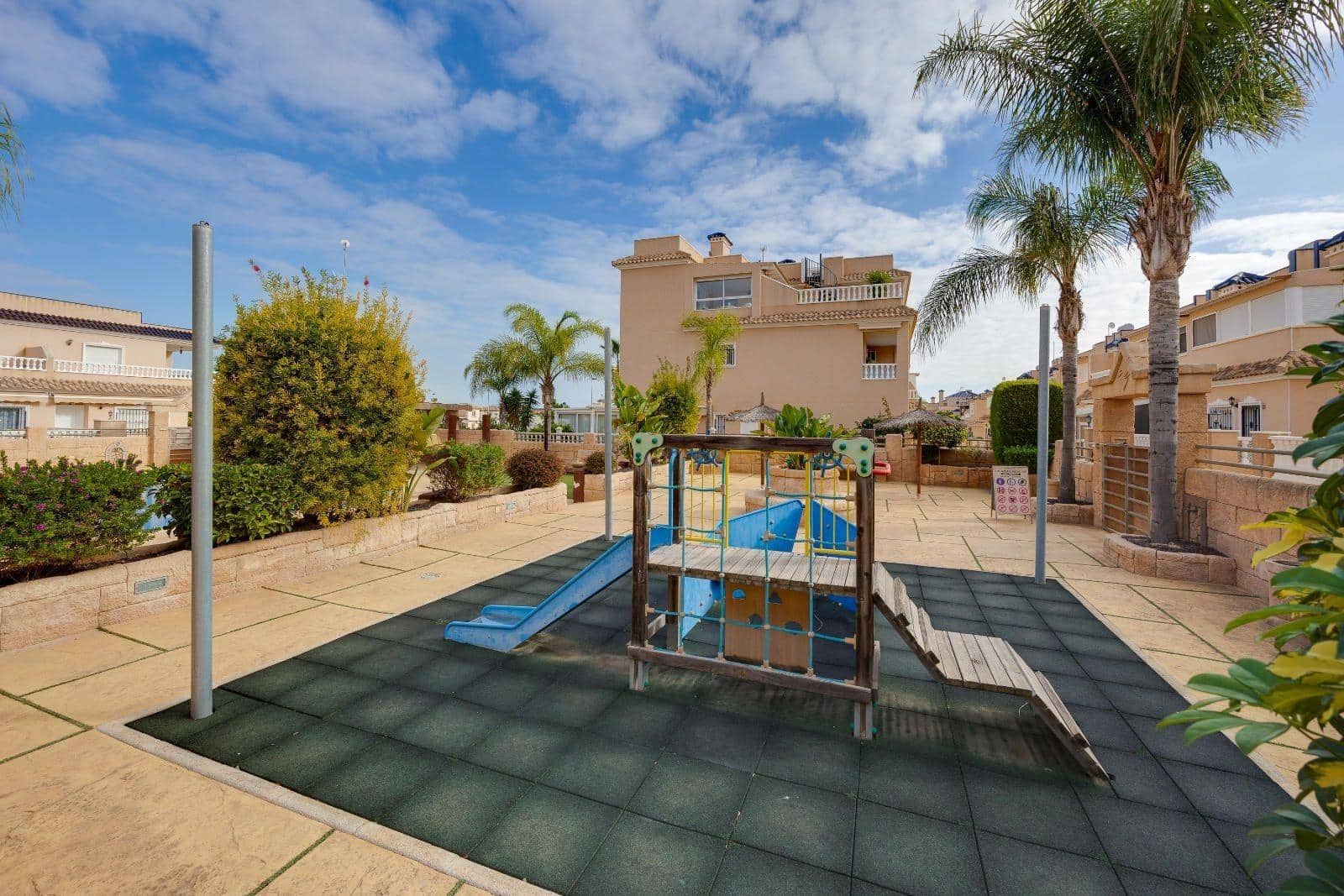3 slaapkamer Appartement te koop in Playa Flamenca met zwembad garage - € 239.969 (Ref: 9226918)