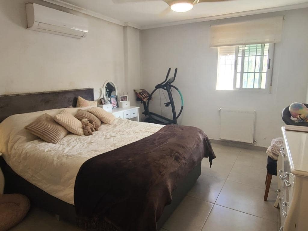 4 soverom Kjedet enebolig til salgs i Orihuela Costa med svømmebasseng - € 385 000 (Ref: 9388351)