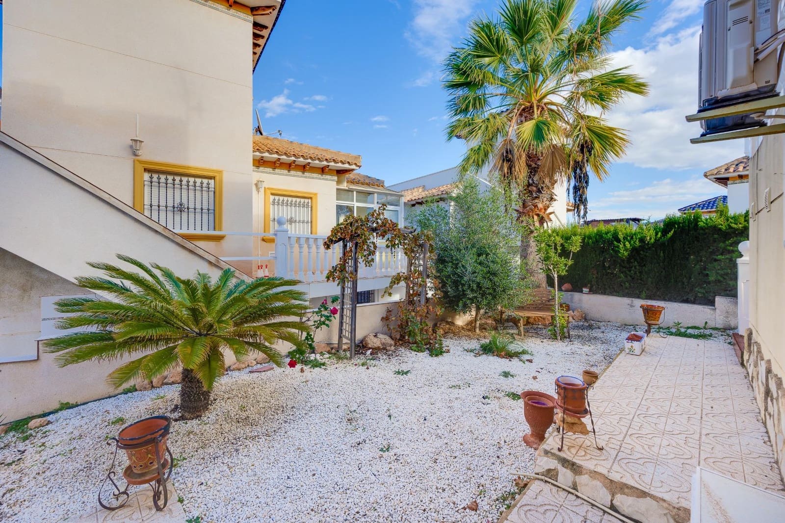 Chalet de 4 habitaciones en Playa Flamenca en venta con piscina garaje - 299.990 € (Ref: 9401937)