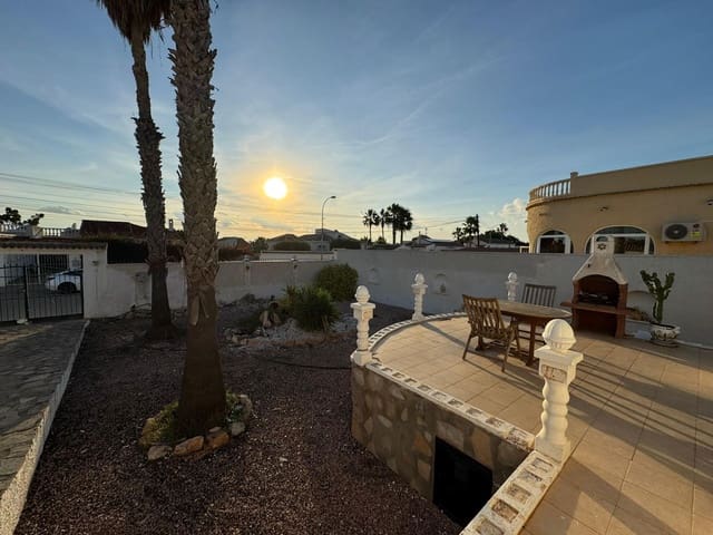 2 makuuhuone Huvila myytävänä paikassa San Luis, Torrevieja mukana 
autotalli - 289 000 € (Ref: 9409284)