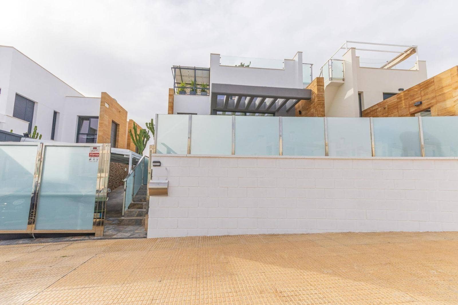 3 slaapkamer Villa te koop in Orihuela Costa met zwembad garage - € 575.000 (Ref: 9437621)